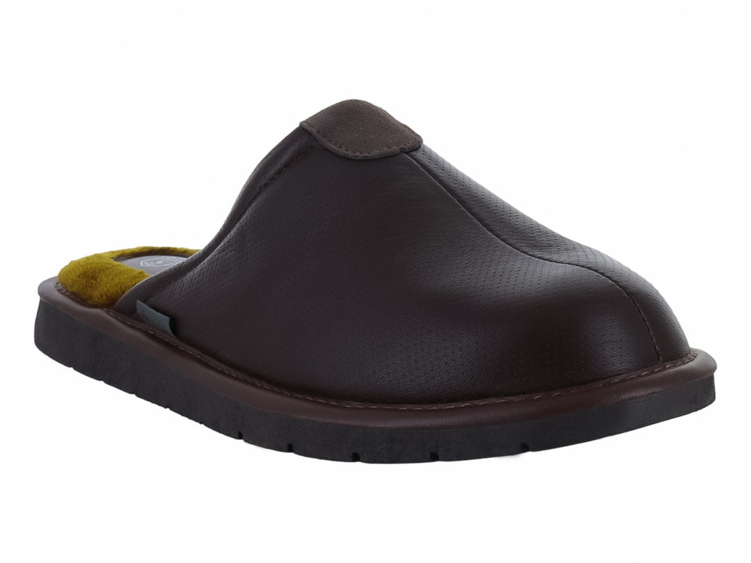 Pantufla color moka con forro de borrego y suela oscura.