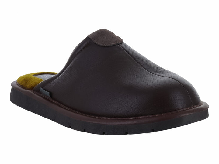 Pantufla color moka con forro de borrego y suela oscura.