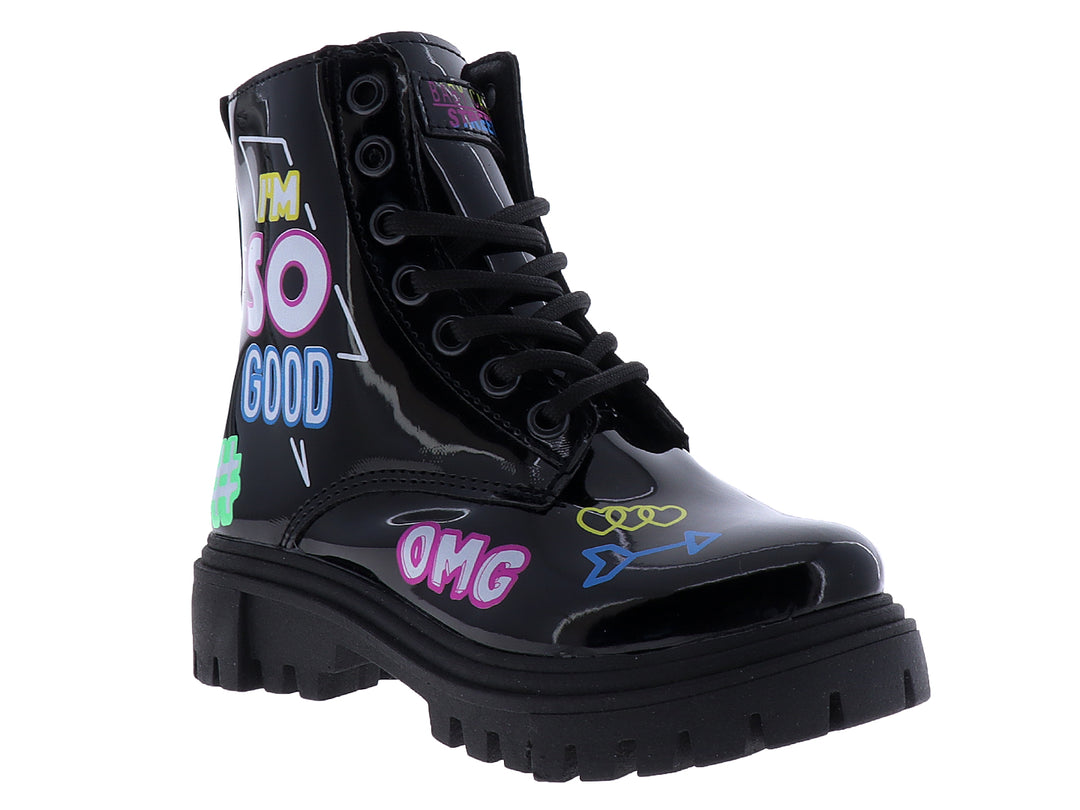 Bota negra de charol para niña con suela track y decoraciones coloridas.
