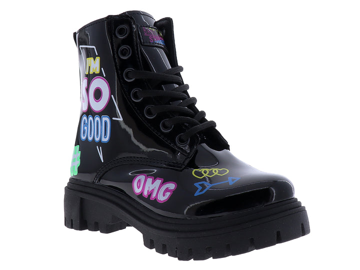 Bota negra de charol para niña con suela track y decoraciones coloridas.