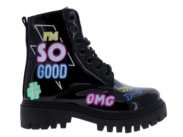 Bota negra de charol para niña con suela track y decoraciones coloridas.