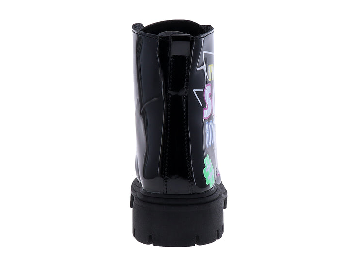 Bota negra de charol para niña con suela track y decoraciones coloridas.