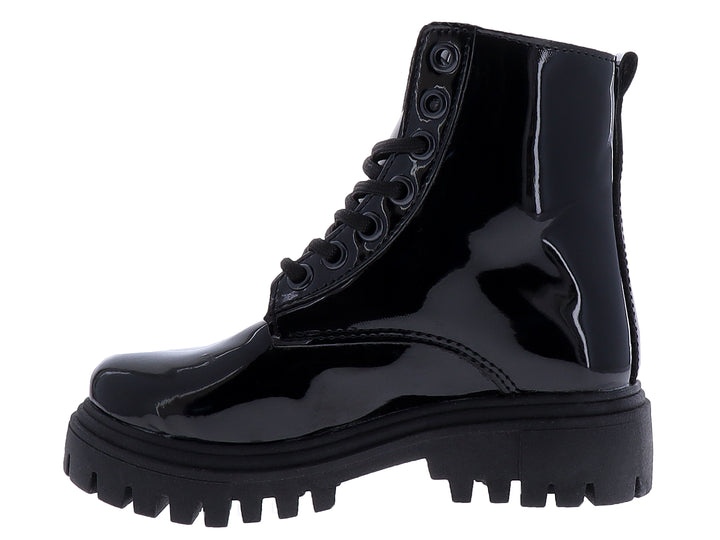 Bota negra de charol para niña con suela track y decoraciones coloridas.