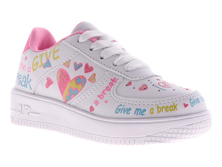 Tenis blancos para niña con estampados de corazones multicolores y texto en rosa.