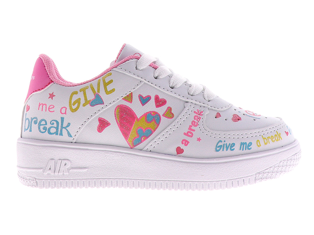 Tenis blancos para niña con estampados de corazones multicolores y texto en rosa.