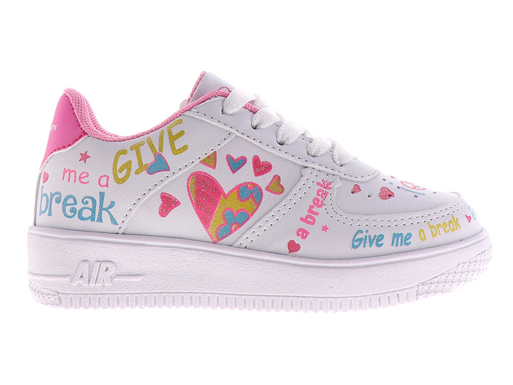 Tenis blancos para niña con estampados de corazones multicolores y texto en rosa.