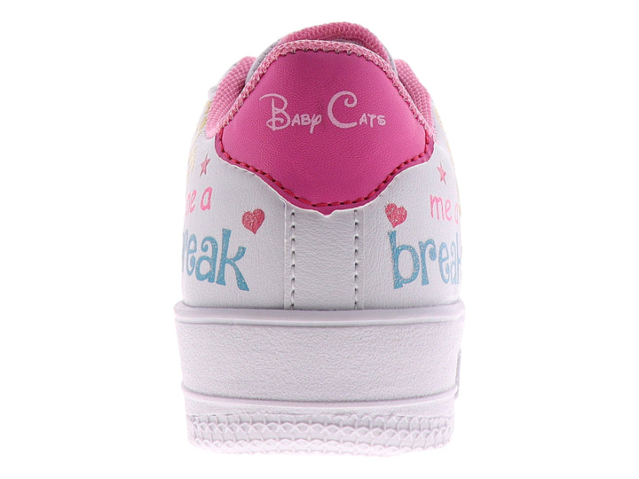 Tenis blancos para niña con estampados de corazones multicolores y texto en rosa.