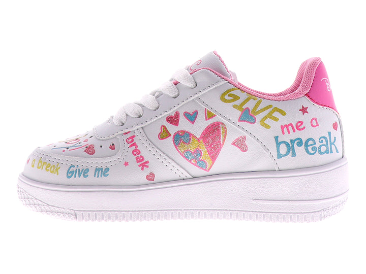 Tenis blancos para niña con estampados de corazones multicolores y texto en rosa.