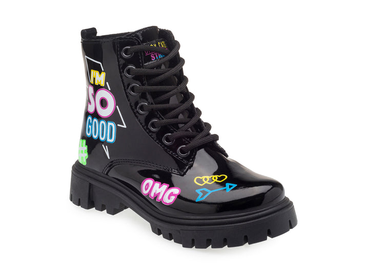Bota negra de charol con suela track y decoraciones coloridas.