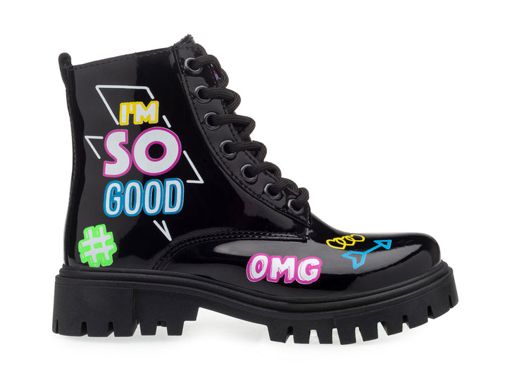 Bota negra de charol con suela track y decoraciones coloridas.