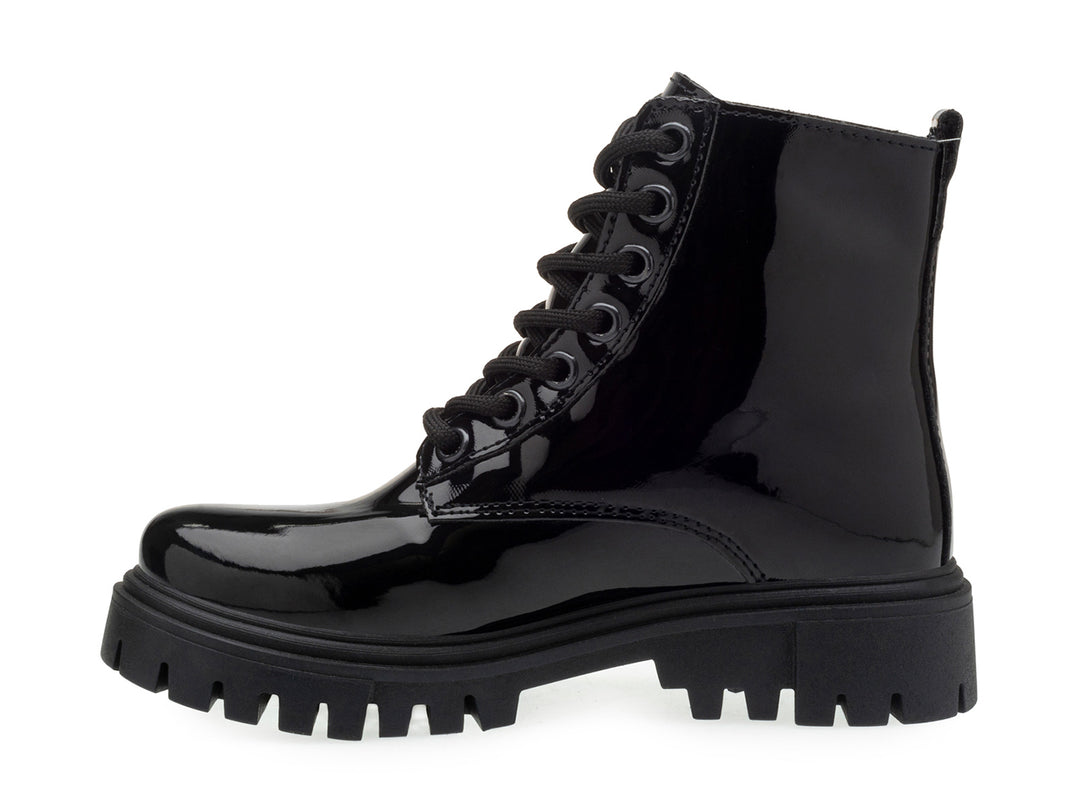 Bota negra de charol con suela track y decoraciones coloridas.