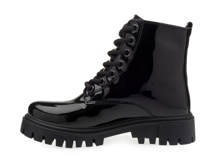 Bota negra de charol con suela track y decoraciones coloridas.