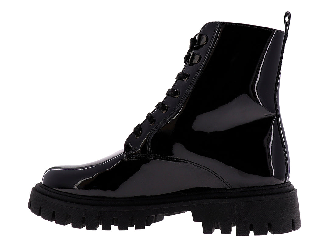 Bota negra de charol con suela track y decoraciones coloridas.