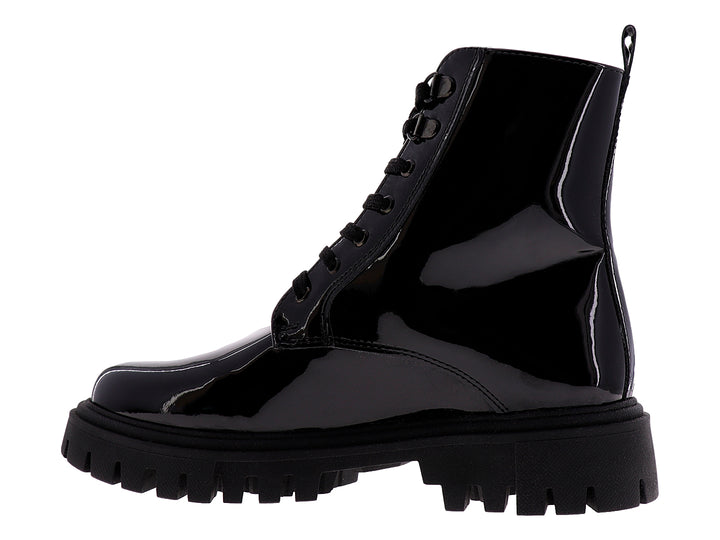 Bota negra de charol con suela track y decoraciones coloridas.