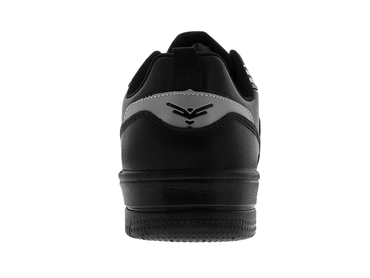 Tenis casuales color negro con gráfico blanco en el lateral y suela gruesa.