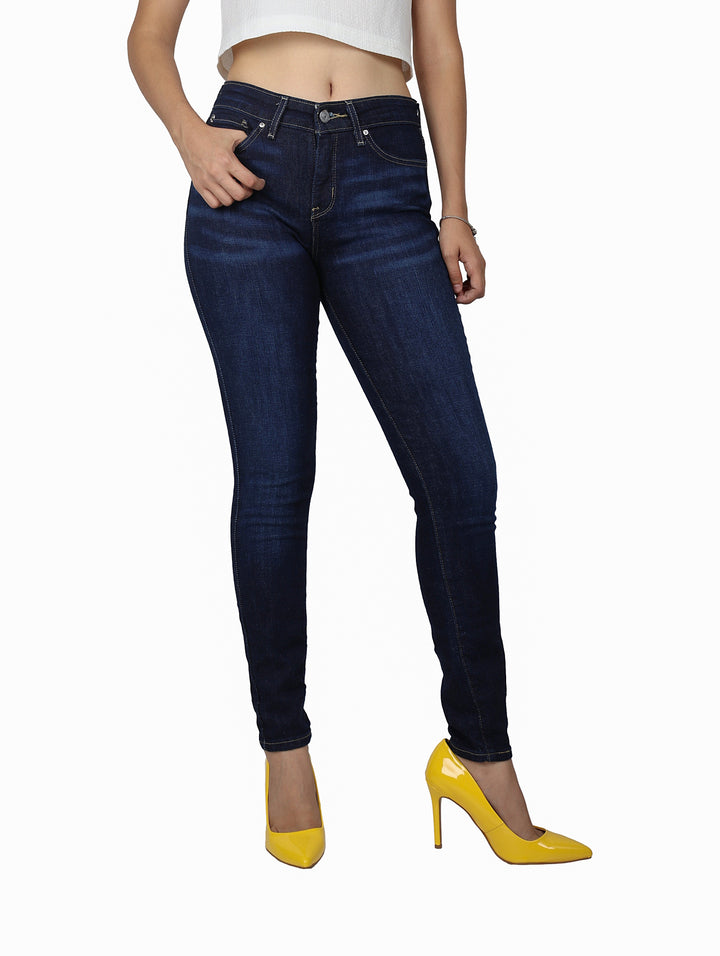 Mujer vistiendo pantalones jeans skinny de color azul oscuro.
