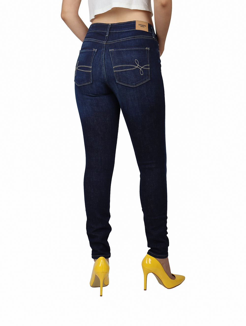 Mujer vistiendo pantalones jeans skinny de color azul oscuro.