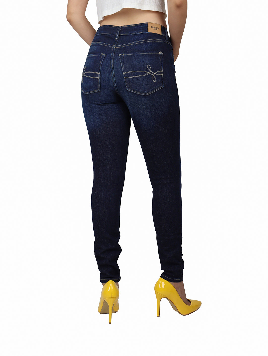 Mujer vistiendo pantalones jeans skinny de color azul oscuro.