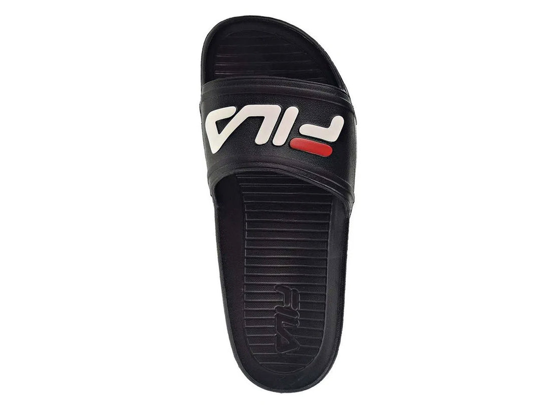 Sandalia deslizable Fila color negro con logotipo blanco y rojo en la banda superior.