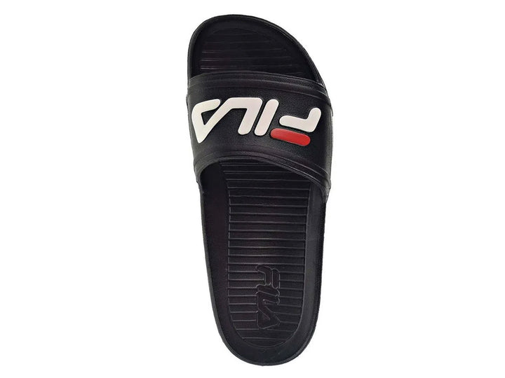 Sandalia deslizable Fila color negro con logotipo blanco y rojo en la banda superior.