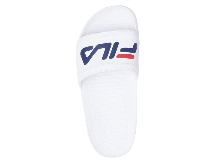 Sandalia tipo slide FILA de color blanco con logotipo en rojo y azul marino.
