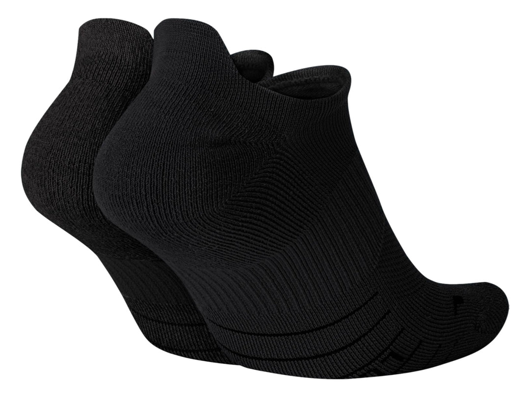 Par de calcetines deportivos Nike de color negro.