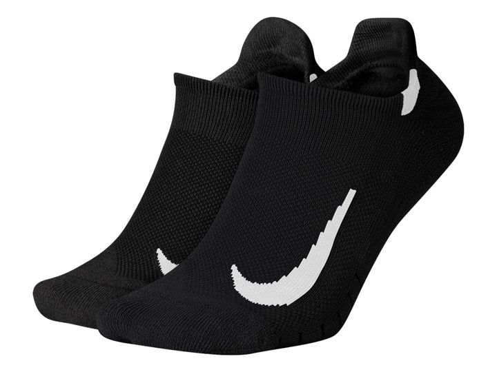 Par de calcetines deportivos Nike de color negro.