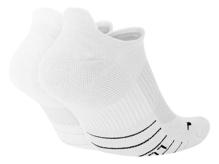 Par de calcetines Nike blancos con detalles de líneas negras en la punta.
