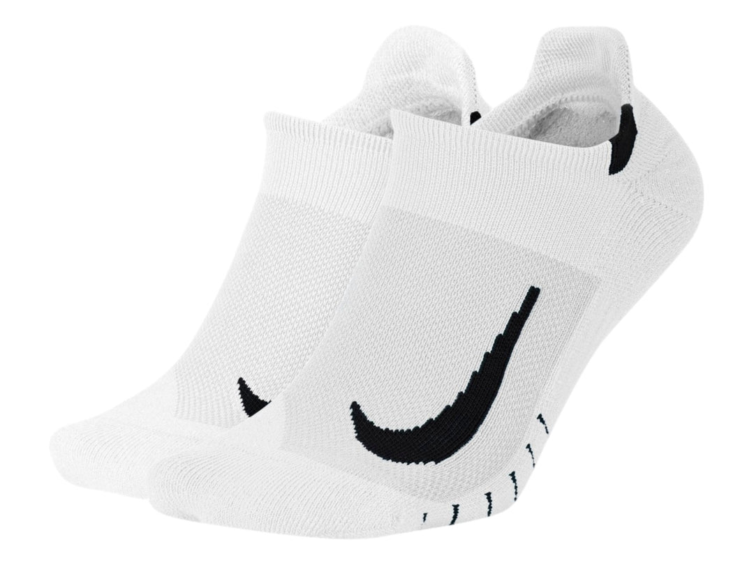 Par de calcetines Nike blancos con detalles de líneas negras en la punta.