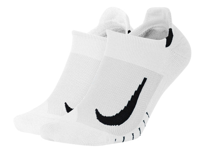 Par de calcetines Nike blancos con detalles de líneas negras en la punta.