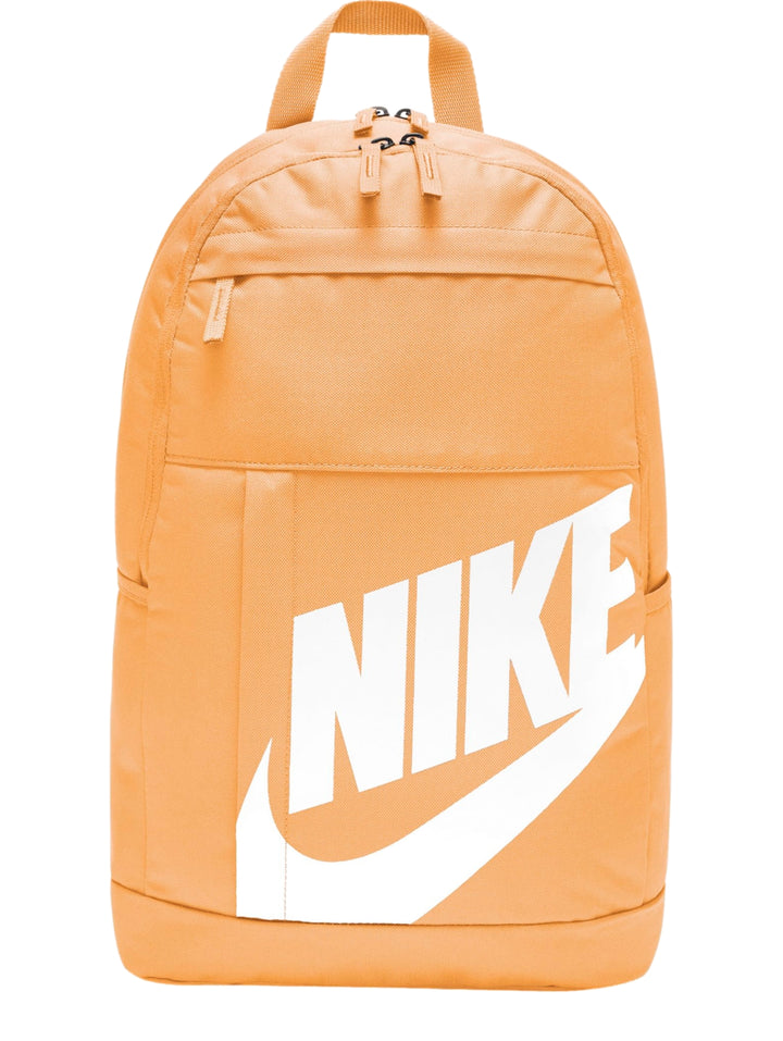 Mochila Nike Elemental 2.0 en color durazno con logotipo blanco prominente en la parte frontal.