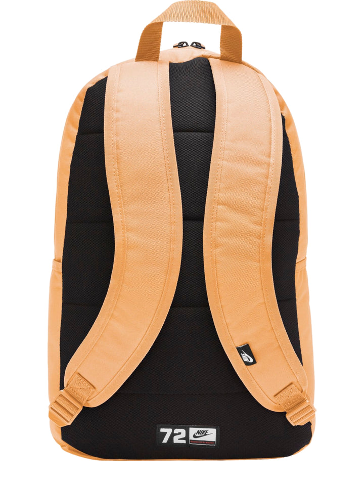 Mochila Nike Elemental 2.0 en color durazno con logotipo blanco prominente en la parte frontal.