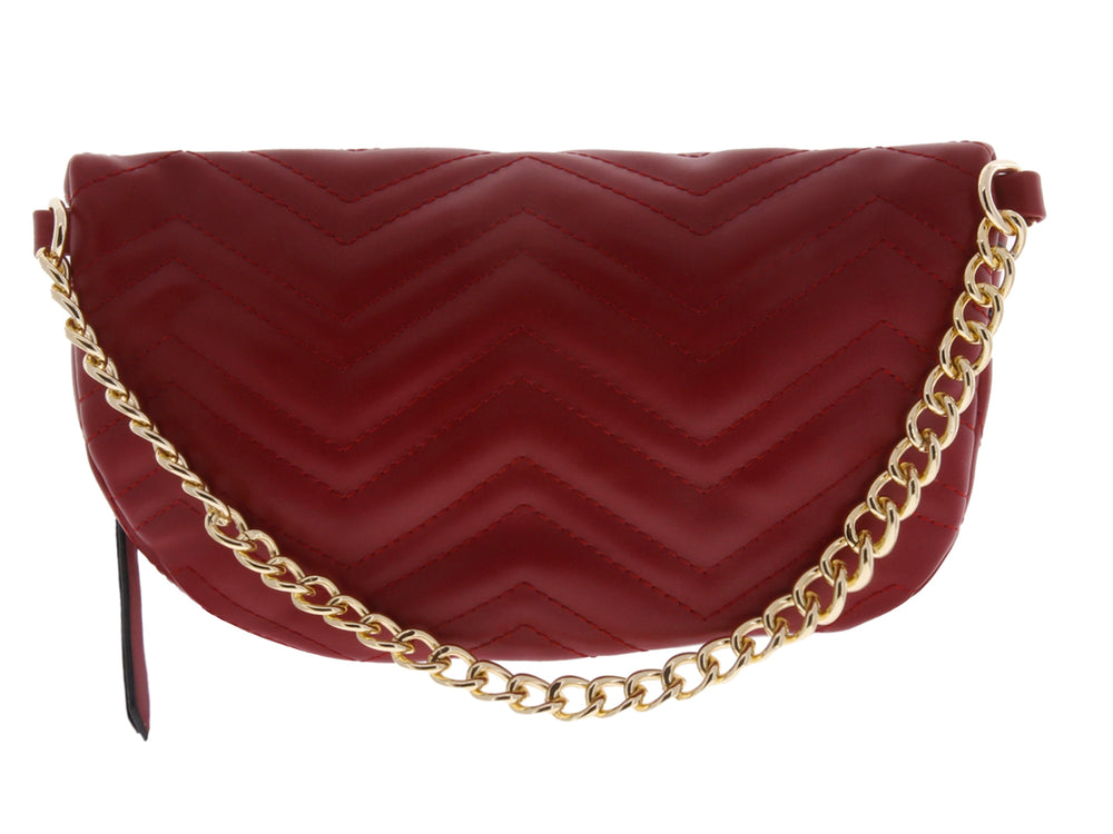Cangurera roja con diseño acolchado en chevron y detalles en dorado.