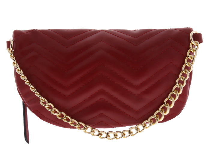 Cangurera roja con diseño acolchado en chevron y detalles en dorado.