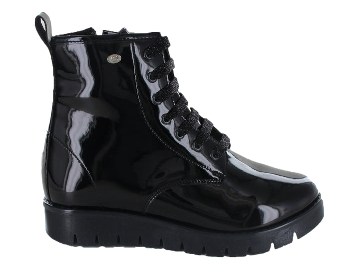 Bota negra de charol con agujetas y suela track gruesa.