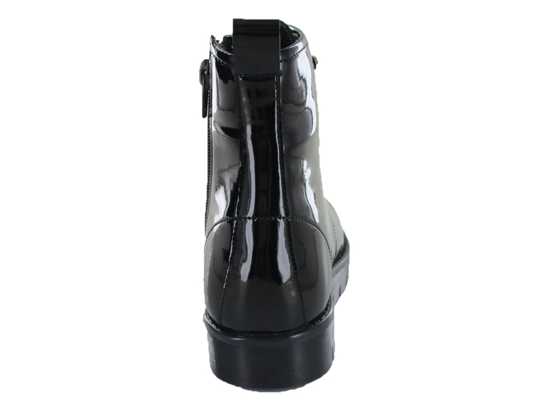Bota negra de charol con agujetas y suela track gruesa.