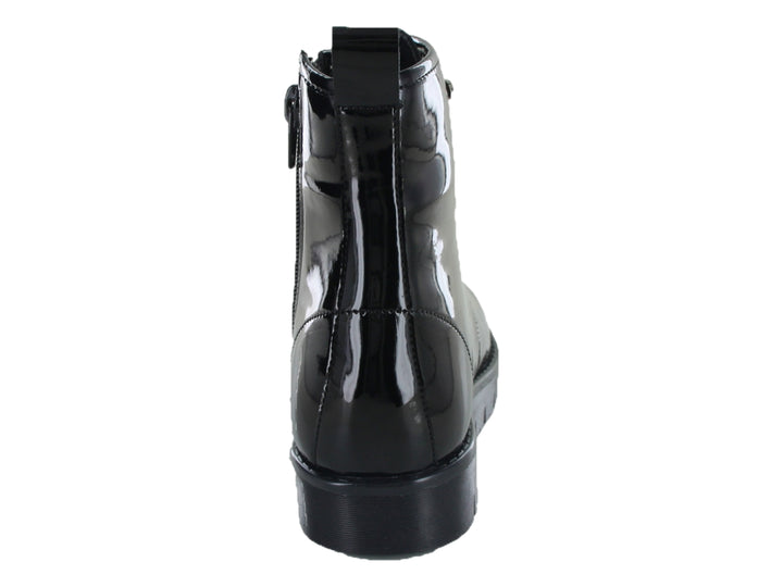 Bota negra de charol con agujetas y suela track gruesa.