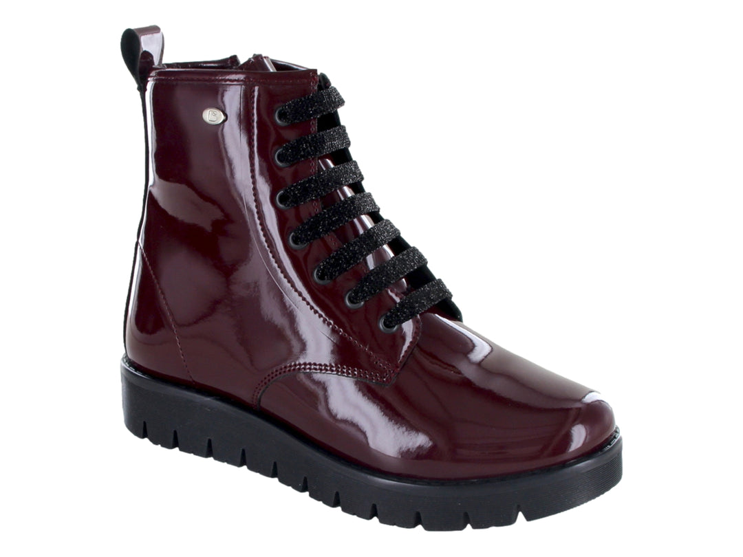 Bota color vino con acabado brillante, cordones negros y suela negra track.