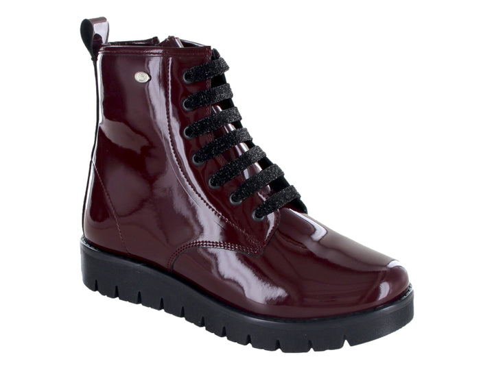 Bota color vino con acabado brillante, cordones negros y suela negra track.