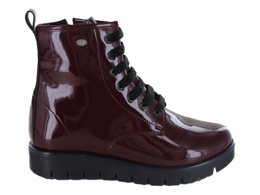 Bota color vino con acabado brillante, cordones negros y suela negra track.
