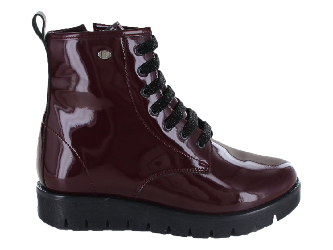 Bota color vino con acabado brillante, cordones negros y suela negra track.