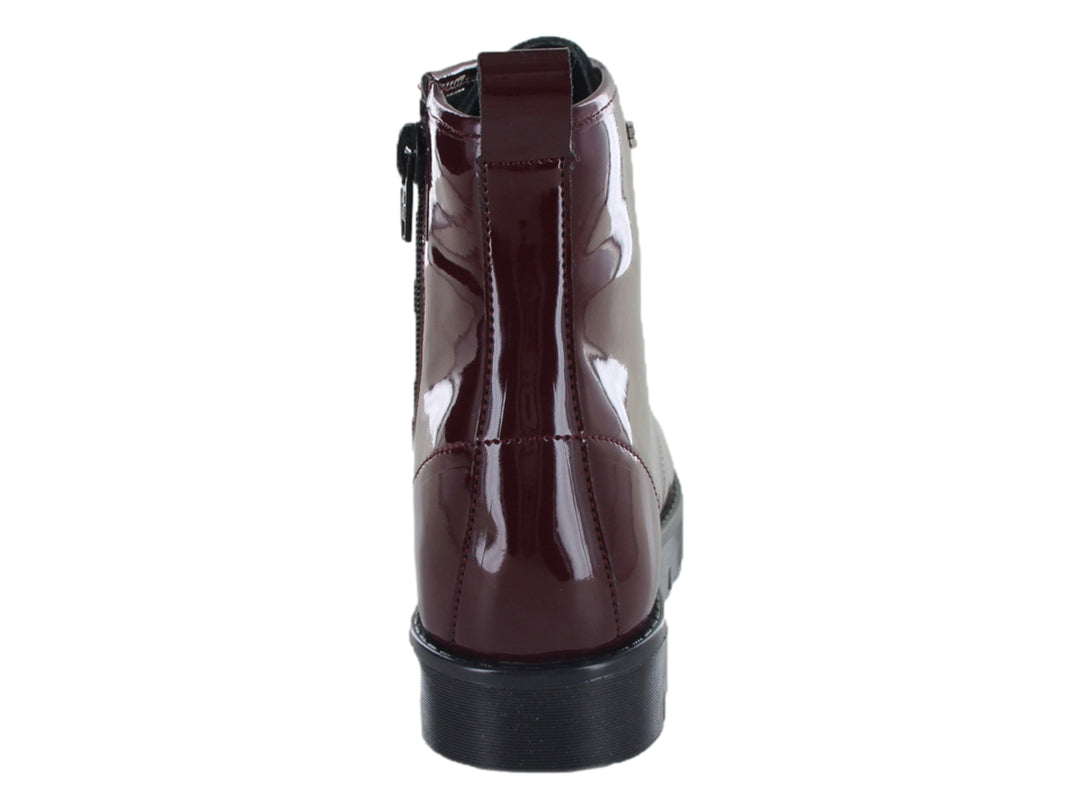 Bota color vino con acabado brillante, cordones negros y suela negra track.