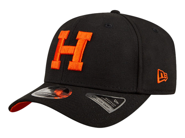 Gorra de béisbol New Era color negro con letra H bordada en naranja y visera inferior naranja.
