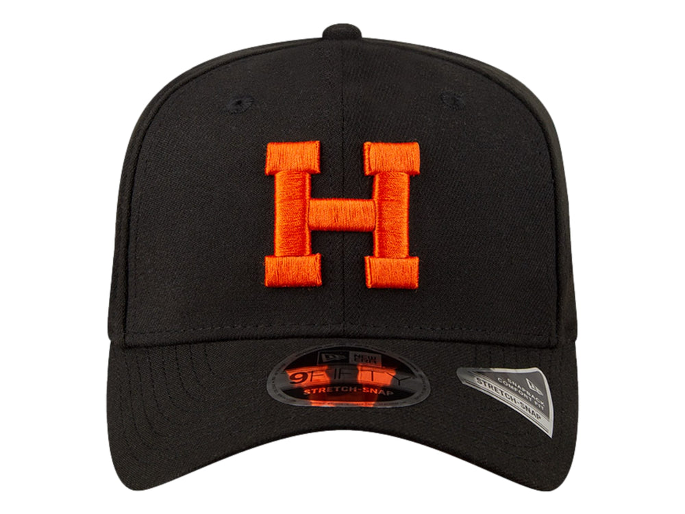 Gorra de béisbol New Era color negro con letra H bordada en naranja y visera inferior naranja.