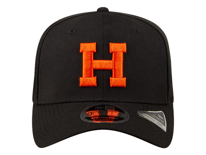 Gorra de béisbol New Era color negro con letra H bordada en naranja y visera inferior naranja.
