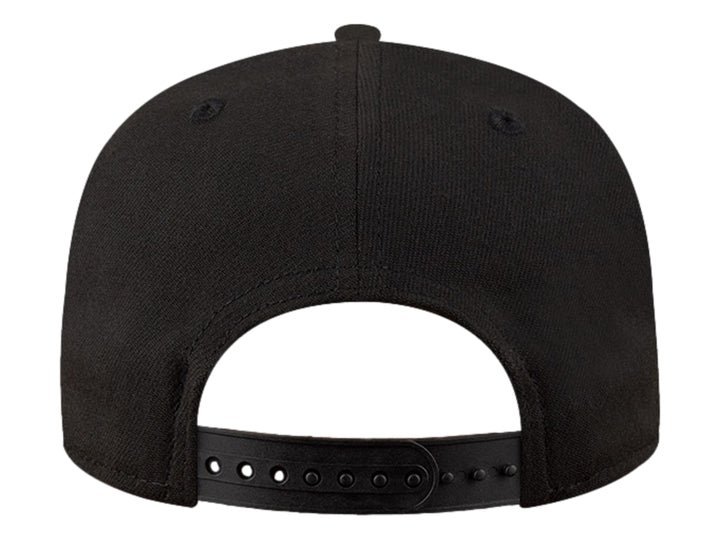 Gorra de béisbol New Era color negro con letra H bordada en naranja y visera inferior naranja.