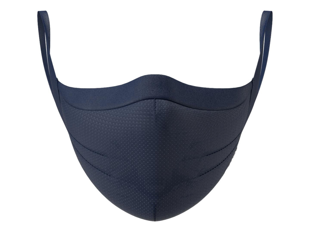 Cubrebocas deportivo Under Armour color azul marino con diseño ergonómico y logo blanco.