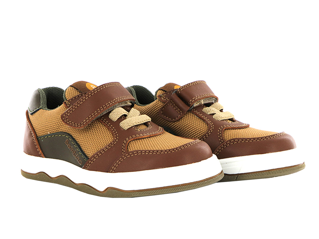 Tenis infantiles color cognac y beige con suela blanca y correa de velcro.