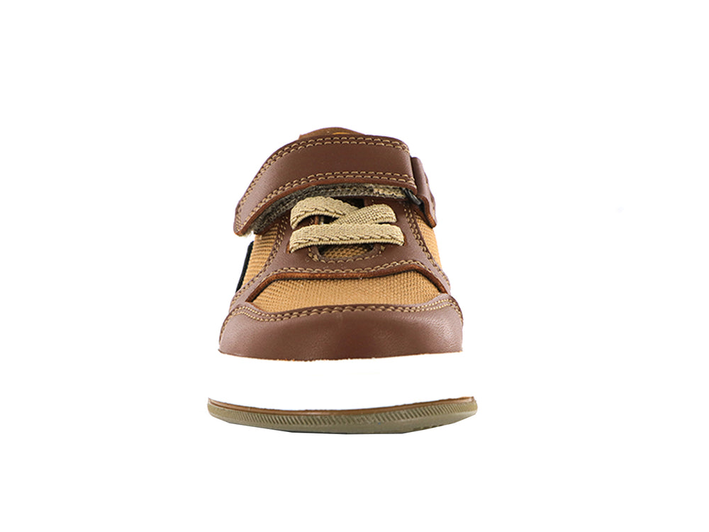 Tenis infantiles color cognac y beige con suela blanca y correa de velcro.