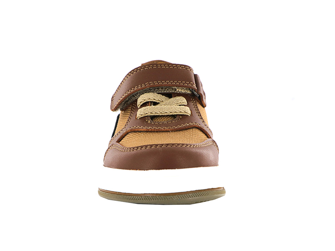 Tenis infantiles color cognac y beige con suela blanca y correa de velcro.